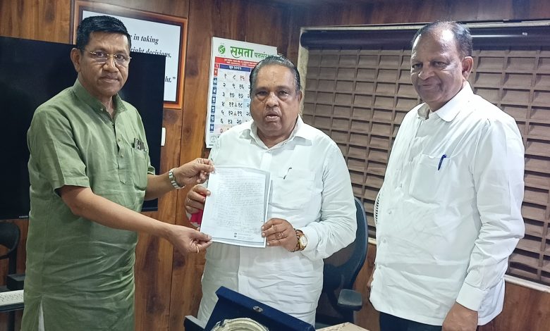 कोपरगाव रेल्वे स्थानकावर लांबपल्ल्याच्या गाड्यांना थांबा मिळावा; खासदार भाऊसाहेब वाकचौरे यांना व्यापारी महासंघाची मागणी कोपरगाव रेल्वे स्थानकावर लांबपल्ल्याच्या गाड्यांना थांबा मिळावा; खासदार भाऊसाहेब वाकचौरे यांना व्यापारी महासंघाची मागणी