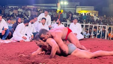 “मातीशी नाळ जपणारा नेता!” डॉ.सुजय विखे पाटील यांनी आखाड्यात बसून अनुभवला कुस्तीचा थरार