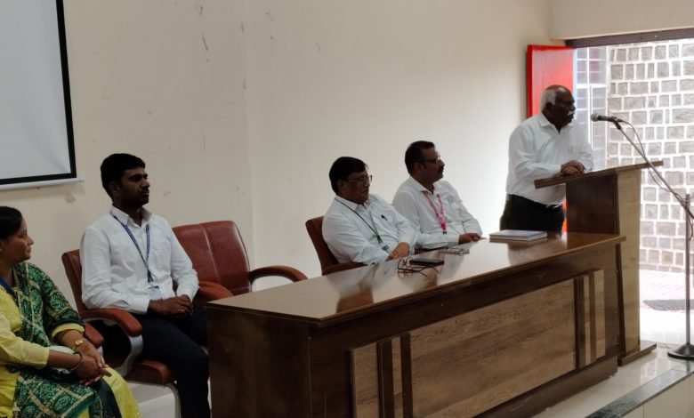 पद्मश्री डॉ.विखे पाटील यांची शतकोत्तर रौप्यमहोत्सवी जयंती वर्षभर विविध कृषि आधारित उपक्रम राबविणार – डॉ. उत्तमराव कदम पद्मश्री डॉ.विखे पाटील यांची शतकोत्तर रौप्यमहोत्सवी जयंती वर्षभर विविध कृषि आधारित उपक्रम राबविणार – डॉ. उत्तमराव कदम