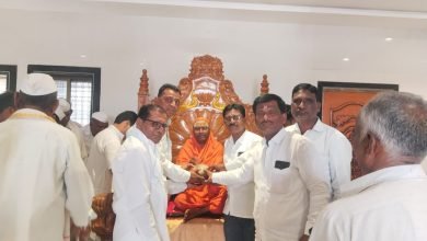 सहकारी साखर कारखान्यातील गणेशोत्सवासाठी संचालक मंडळाकडुन ह.भ.प. रामगिरीजी महाराजांना निमंत्रण
