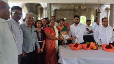 मातुलठाण जिल्हा परिषद शाळेच्या आदर्श शिक्षक पुरस्कार दिपाली पंधारे यांना प्रदान