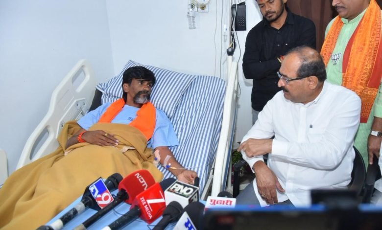 मनोज जरांगे पाटील यांच्या तब्येतीची मंत्री राधाकृष्ण विखे पाटील यांच्याकडून विचारपूस गॅलक्सी रुग्णालयात भेट घेऊन निर्णयाच्या अंमलबजावणी संदर्भात चर्चा मनोज जरांगे पाटील यांच्या तब्येतीची मंत्री राधाकृष्ण विखे पाटील यांच्याकडून विचारपूस गॅलक्सी रुग्णालयात भेट घेऊन निर्णयाच्या अंमलबजावणी संदर्भात चर्चा