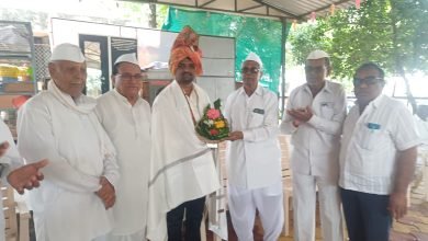 सहायक कृषी अधिकारी राजेश पऱ्हे उत्कृष्ट शासकीय सेवा पुरस्काराने सन्मानित;जळगावात शेतकरी बांधवांकडून सन्मान