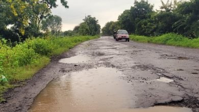 खड्ड्यांतून वाहन नेताना थेट चंद्राची सफर; राहाता- चितळी रोडची बिकट अवस्था