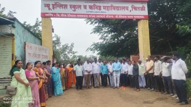 माजी विद्यार्थी स्व.गौरव गायकवाड यांच्या स्मरणार्थ चितळी महाविद्यालयाला नामफलक प्रदान