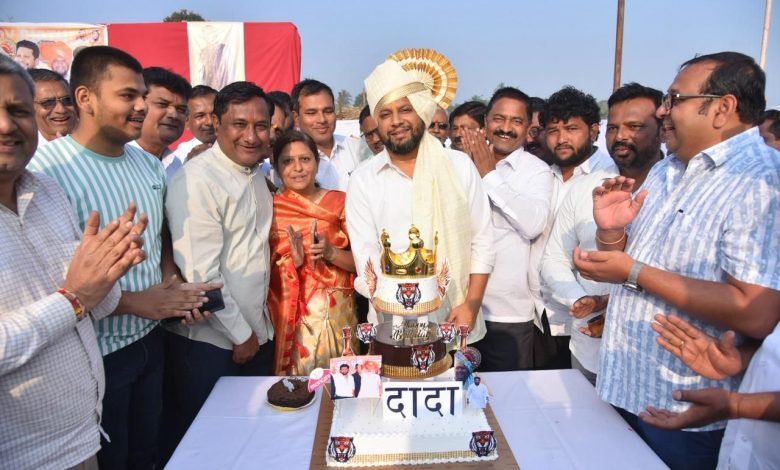 जिल्हाभरातून शुभेच्छांचा वर्षाव; सुजय दादांचा अभिष्टचिंतन सोहळा मोठ्या उत्साहात पार जिल्हाभरातून शुभेच्छांचा वर्षाव; सुजय दादांचा अभिष्टचिंतन सोहळा मोठ्या उत्साहात पार