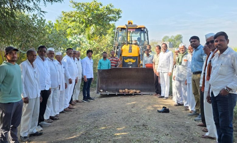 पालकमंत्री ना. राधाकृष्ण विखे पाटील यांच्या निधीतून खानापूर–उंदीरगाव शिवरस्त्याच्या कामाला प्रारंभ पालकमंत्री ना. राधाकृष्ण विखे पाटील यांच्या निधीतून खानापूर–उंदीरगाव शिवरस्त्याच्या कामाला प्रारंभ