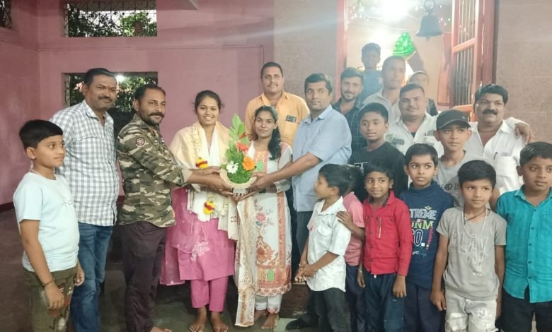 चितळी-जळगावच्या कन्यांनी पुणे पोलीस दलात निवड होऊन रोवला मानाचा झेंडा; ग्रामस्थांकडून जल्लोषात सत्कार चितळी-जळगावच्या कन्यांनी पुणे पोलीस दलात निवड होऊन रोवला मानाचा झेंडा; ग्रामस्थांकडून जल्लोषात सत्कार