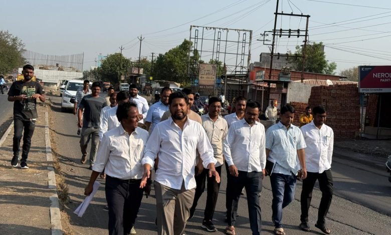 अहिल्यानगरमध्ये विकासकामांना वेग उड्डाणपुलाची डॉ. सुजय विखे पाटील यांच्याकडून पाहणी अहिल्यानगरमध्ये विकासकामांना वेग उड्डाणपुलाची डॉ. सुजय विखे पाटील यांच्याकडून पाहणी