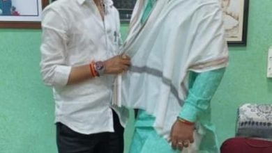 भोंदूबाबा प्रकरणामुळे खासदार निलेश लंके चर्चेत; माढा तालुक्यातील भोंदूबाबा नानासाहेब विरकरचा आशीर्वाद घेतानाचे फोटो व्हायरल