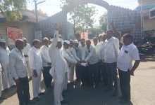 शासनाच्या अटी-शर्तींच्या कर्जमुक्ती आदेशाची वाकडी येथे होळी; सरसकट कर्जमुक्तीची शेतकऱ्यांची मागणी