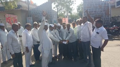 शासनाच्या अटी-शर्तींच्या कर्जमुक्ती आदेशाची वाकडी येथे होळी; सरसकट कर्जमुक्तीची शेतकऱ्यांची मागणी