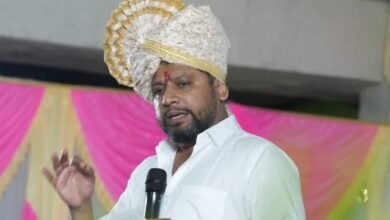 ‘कालच थोरातांसोबत जेवण करून आलोय’; डॉ.सुजय विखेंच्या विधानाने जिल्हा बँकेच्या निवडणुकीवरून राजकीय चर्चेला उधाण ‘कालच थोरातांसोबत जेवण करून आलोय’; डॉ.सुजय विखेंच्या विधानाने जिल्हा बँकेच्या निवडणुकीवरून राजकीय चर्चेला उधाण