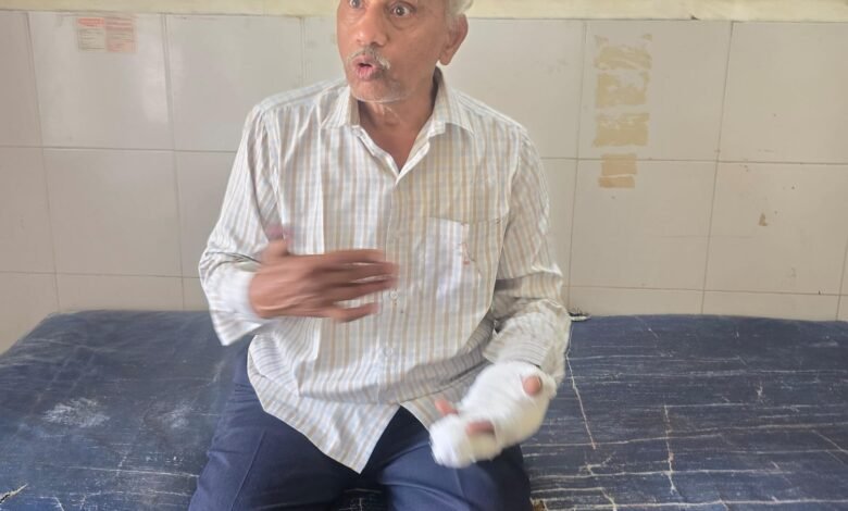 पाथर्डीत दिवसाढवळ्या नऊ लाखांची लूट; प्लॉट विक्रीचे पैसे घेऊन जाताना दुचाकीस्वारांचा हल्ला पाथर्डीत दिवसाढवळ्या नऊ लाखांची लूट; प्लॉट विक्रीचे पैसे घेऊन जाताना दुचाकीस्वारांचा हल्ला