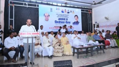 टंचाई परीस्थीतीला सामोरे जाताना प्रशासकीय यंत्रणेने अतिशय संवेदनशीलपणे काम करावे-मंत्री राधाकृष्ण विखे पाटील