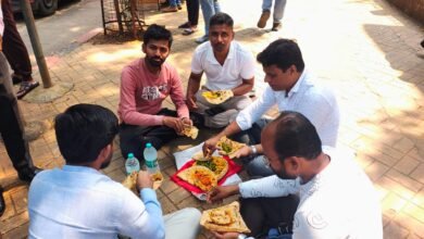 आंदोलनासाठी मुंबईत गेलेल्या अहिल्यानगर CJP टीमचा साधेपणाचा आदर्श; घरून आणलेली भाजी-चपाती, फुटपाथवर सामूहिक भोजन
