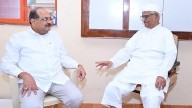 दुष्काळाच्या पार्श्वभूमीवर जेष्ठ समाजसेवक अण्णा हजारे आणि मंत्री राधाकृष्ण विखे पाटील यांची भेट